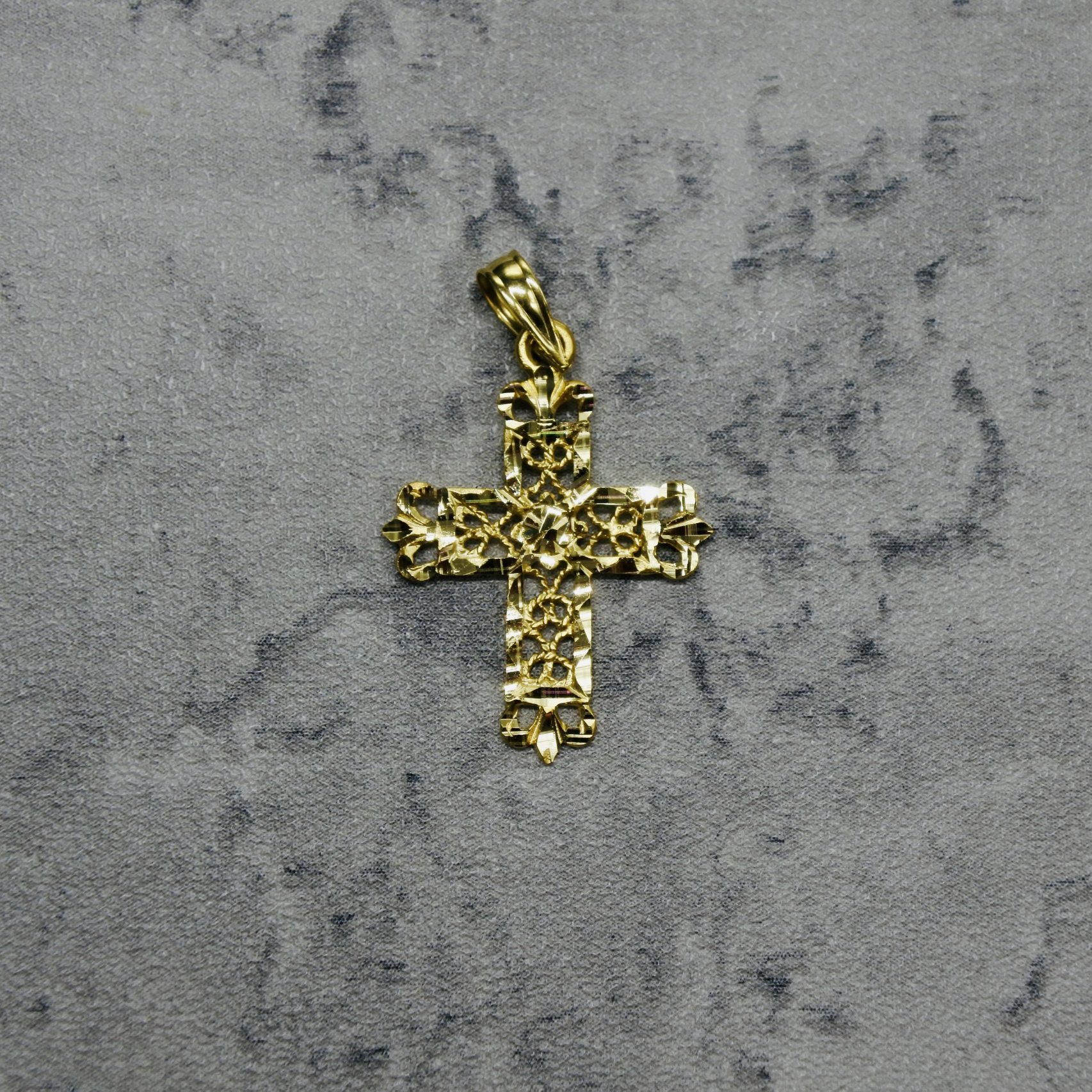 Cross pendant yellow gold