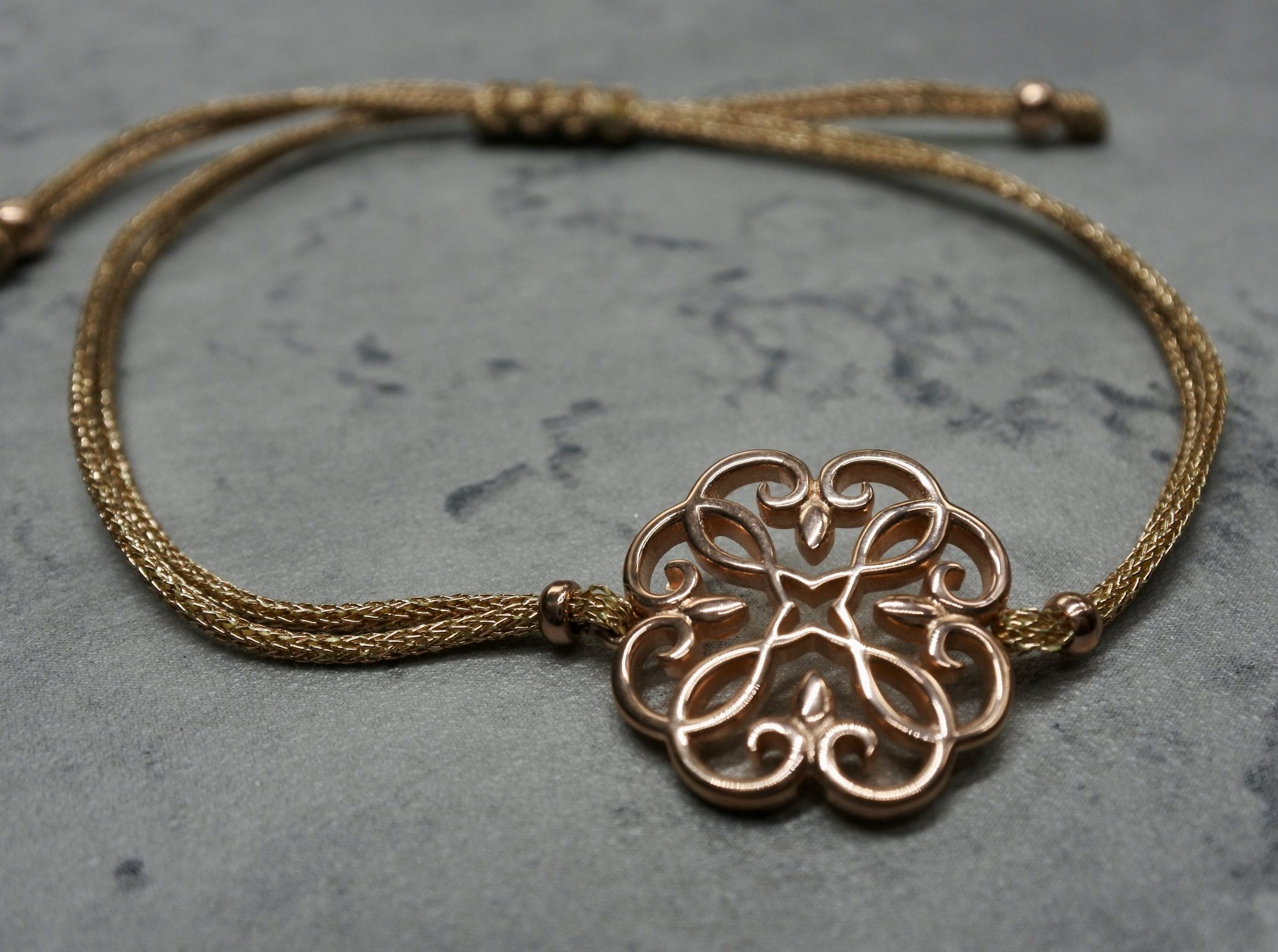 Blommed rose bracelet