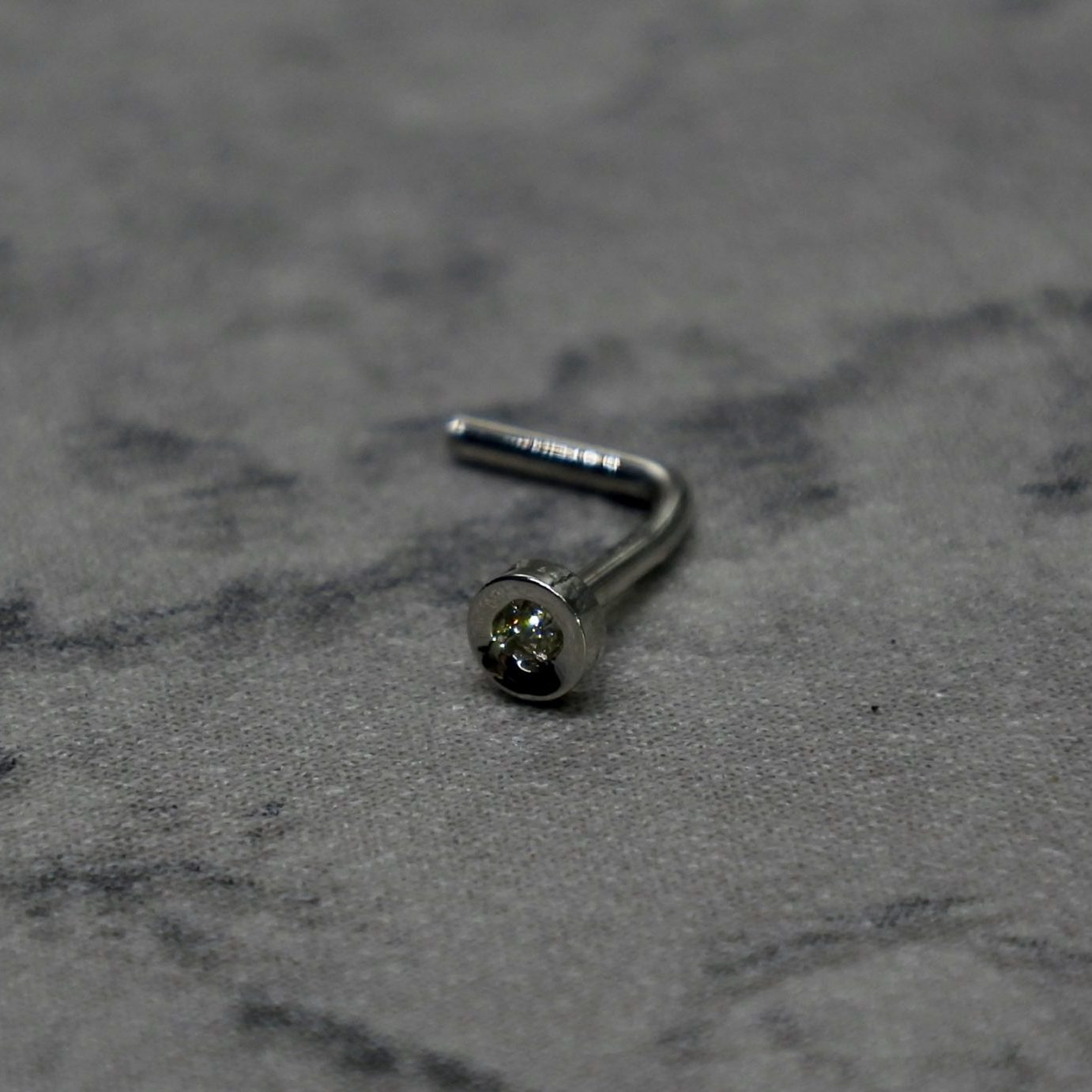 Nasenpiercing mit Diamant