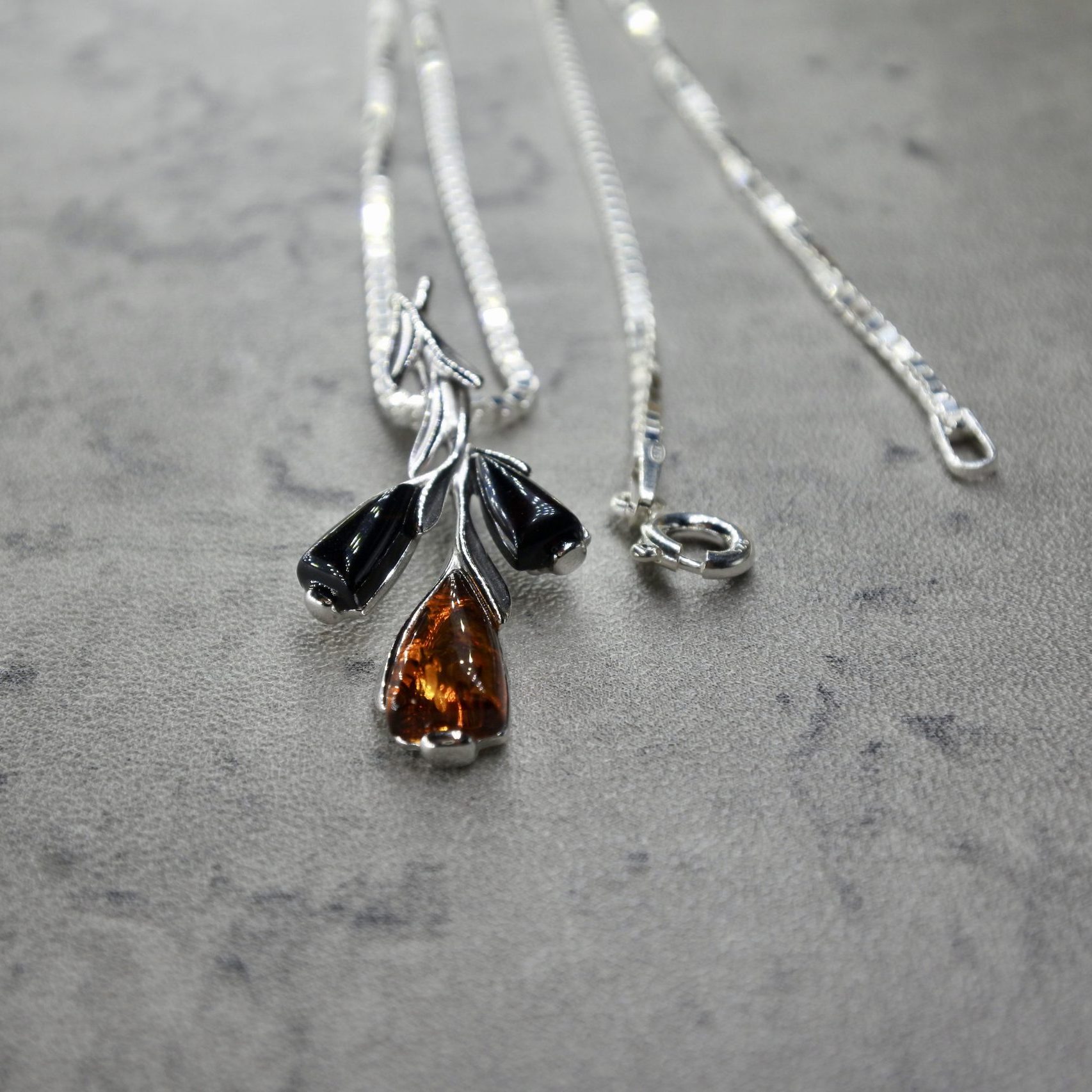 Pendant flower amber
