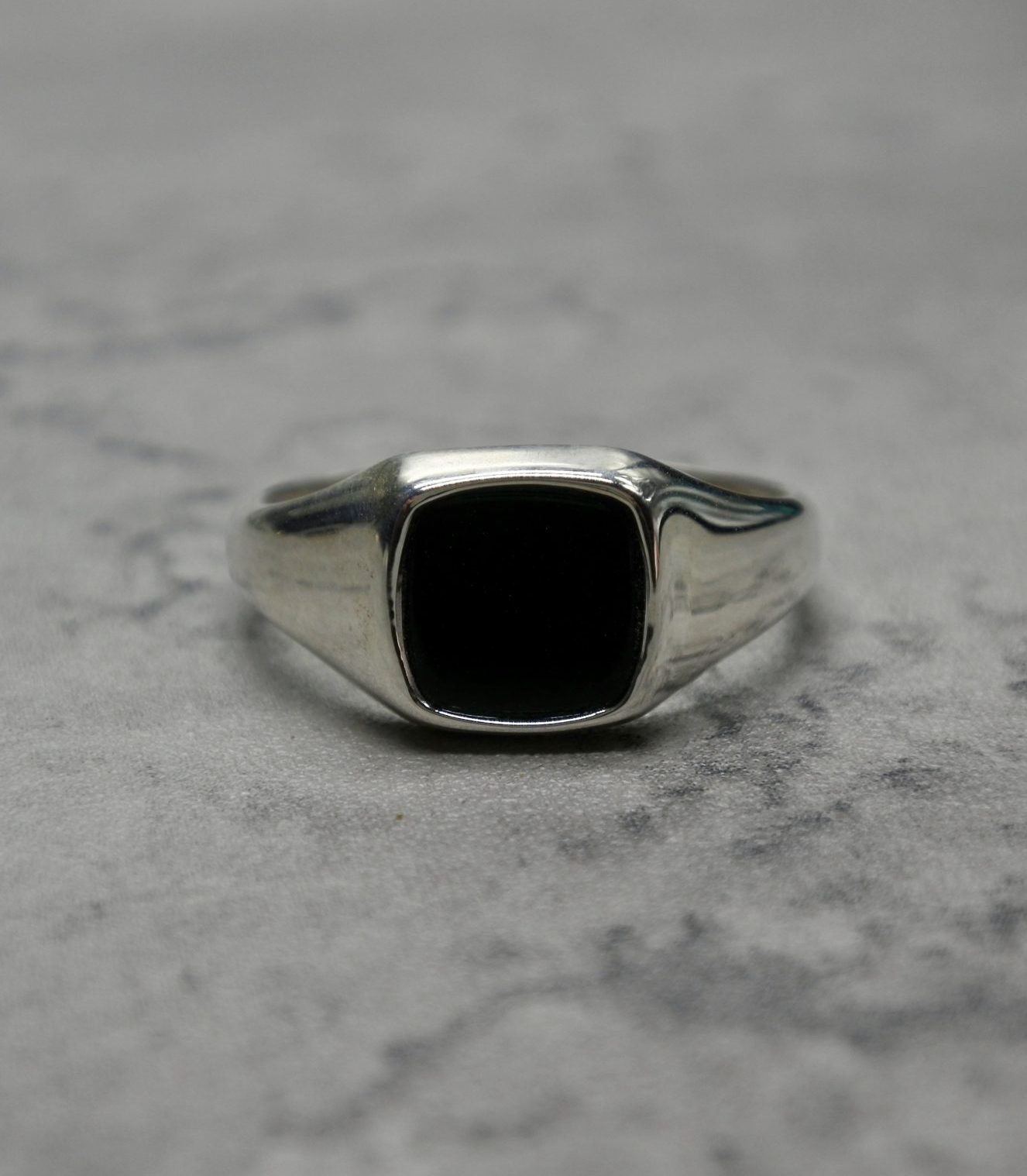 Viereckiger Sieglering mit Onyx Stein